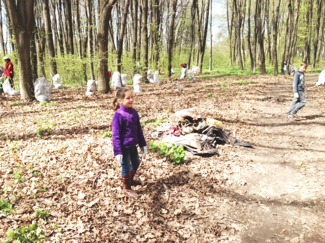 Адвентисти прибрали Рахнянський ліс від сміття