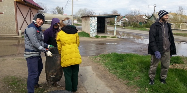 Перед праздником Пасхи адвентисты очистили от мусора село в Одесской области