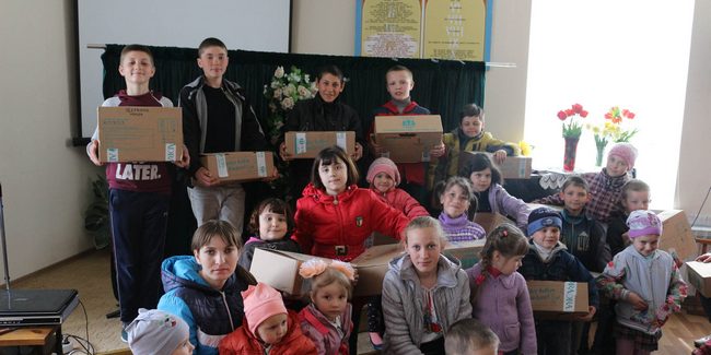 Адвентисты Александровки показали кукольное представление детям из малообеспеченных семей и вручили подарки от ADRA