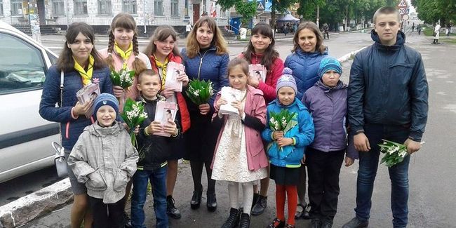 Адвентисти Погребища привітали жінок із Днем матері