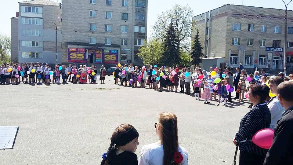 Сімейна хода пройшла по центральній вулиці Тиврова
