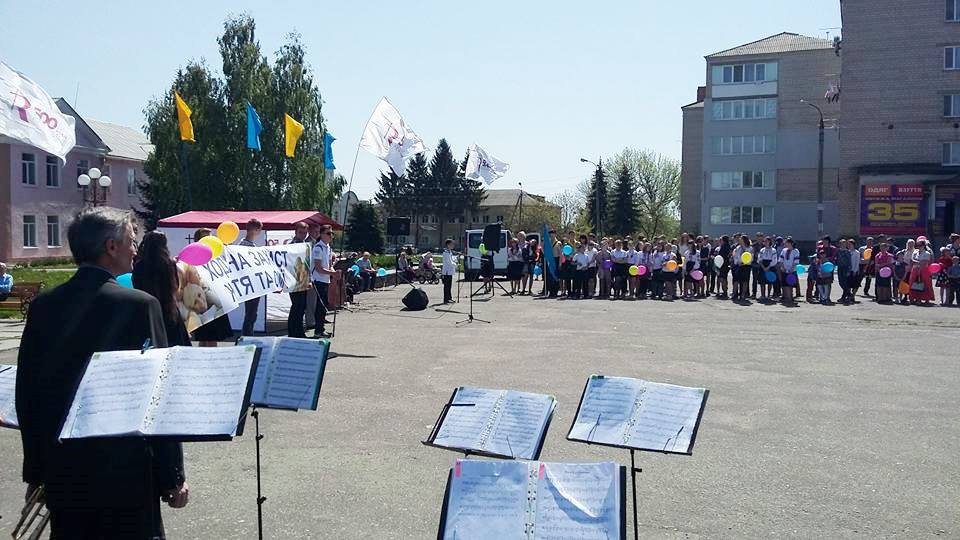 Сімейна хода пройшла по центральній вулиці Тиврова