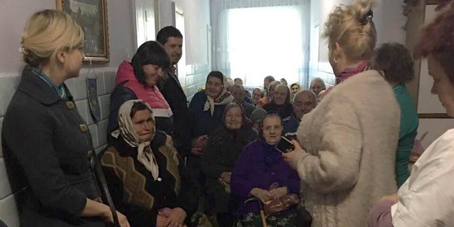 На Вінниччині адвентисти відвідали будинок престарілих з пасхальною програмою і матеріальною допомогою