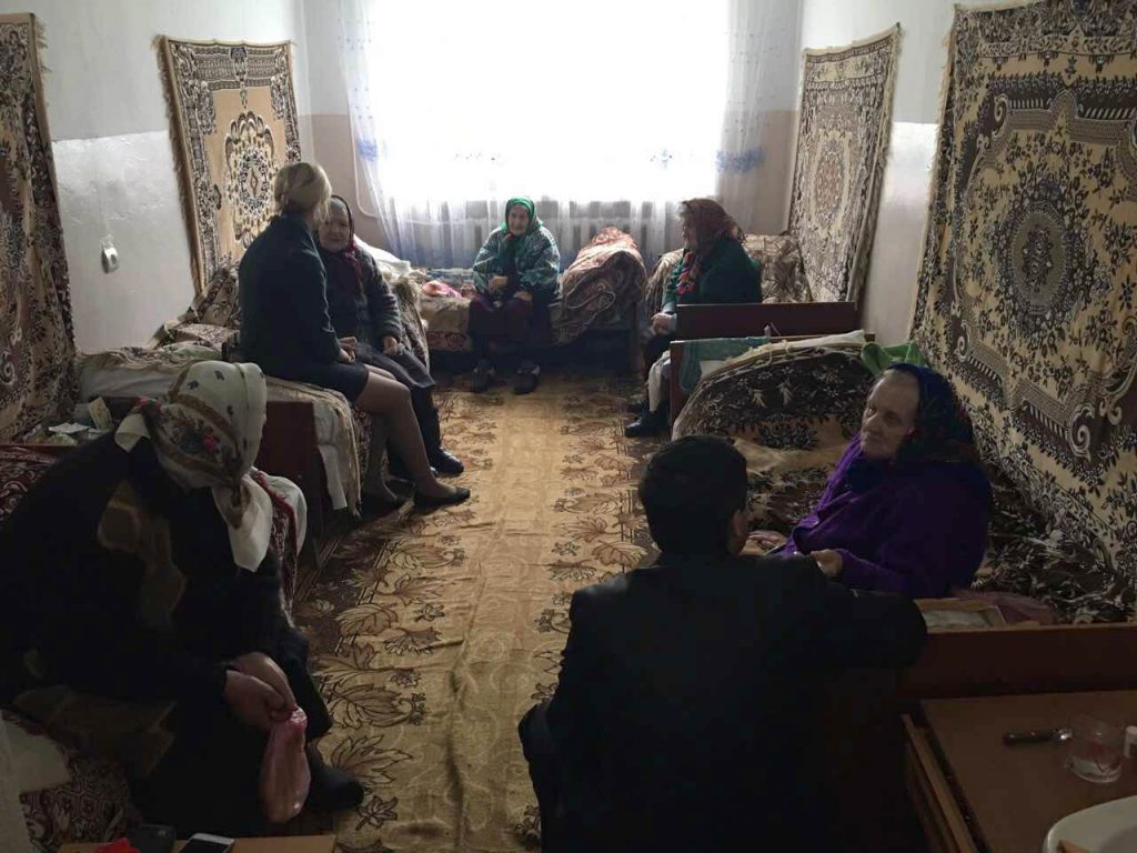 На Вінниччині адвентисти відвідали будинок престарілих з пасхальною програмою і матеріальною допомогою