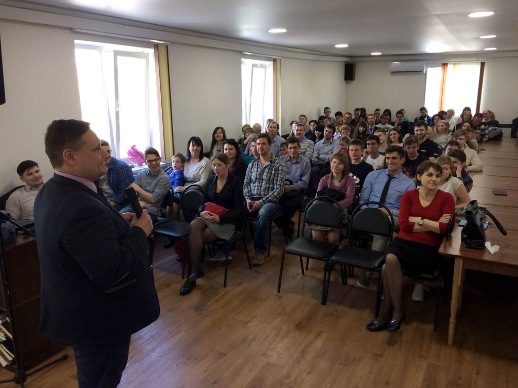 Адвентистская молодёжь востока Украины поставила «Восклицательный знак» на тренинге в Краматорске