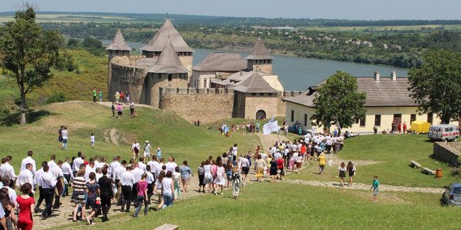 Музичний фестиваль «Слава тільки Богу» у Хотині відвідали біля тисячі осіб