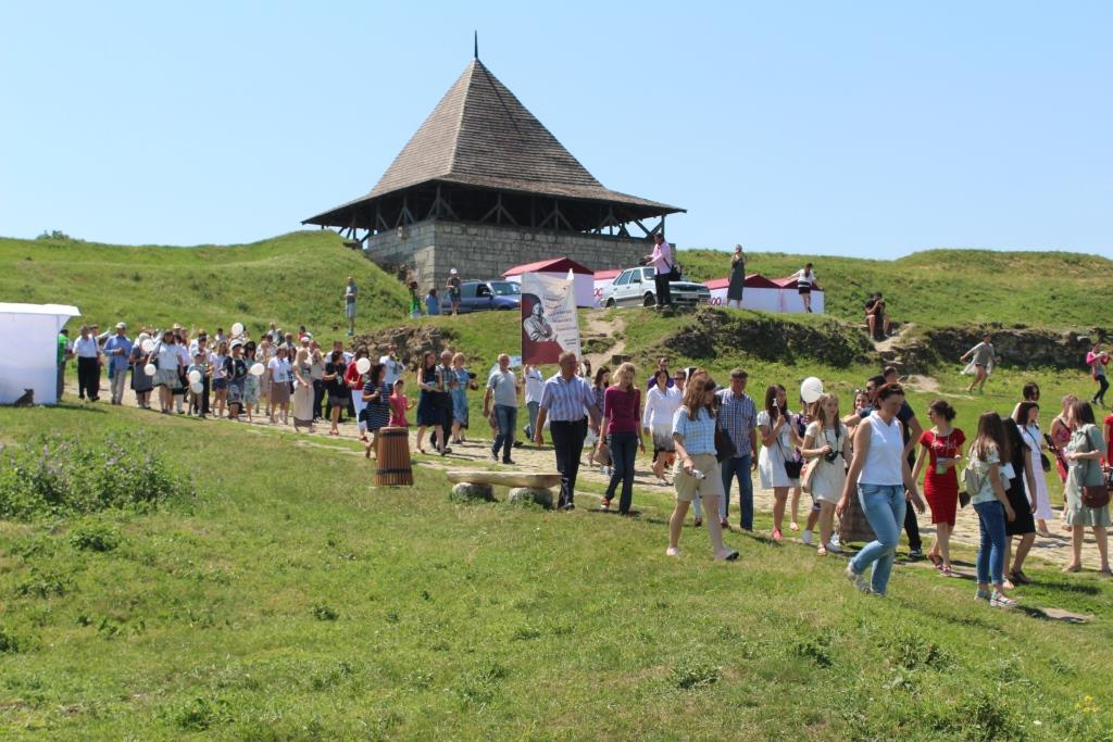 Музичний фестиваль «Слава тільки Богу» у Хотині відвідали біля тисячі осіб