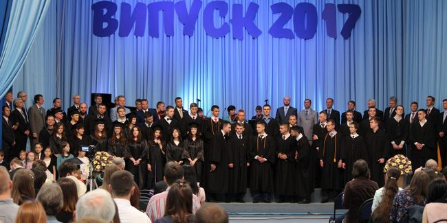 49 випускників Українського гуманітарного інституту завершили навчання