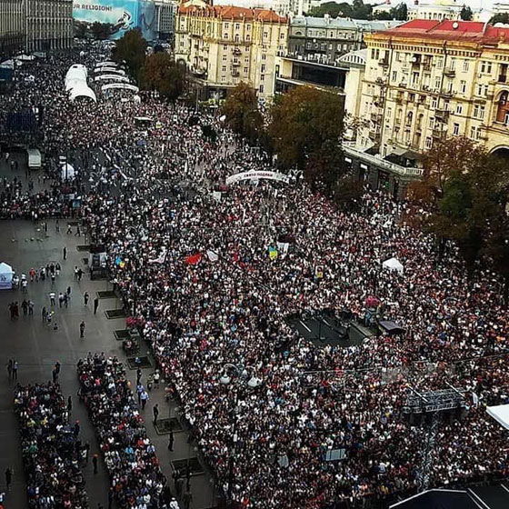 Сотні тисяч християн прийшли послухати Ніка Вуйчича у Києві