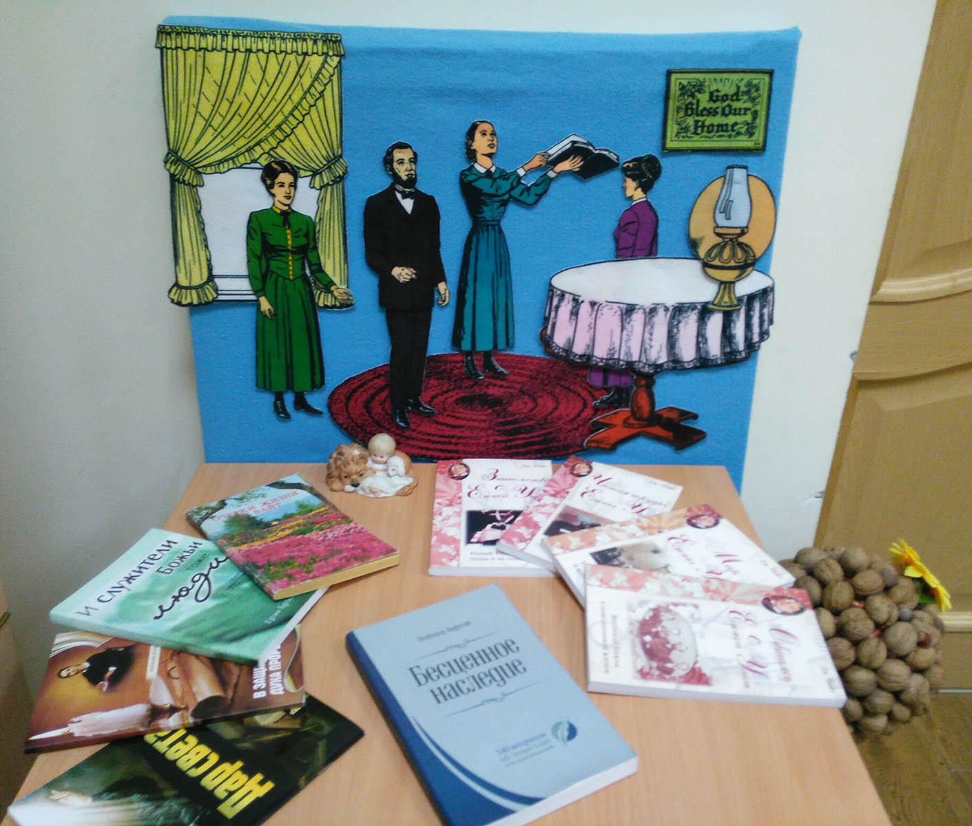 Какие экспонаты присутствовали на выставке мини-Центра наследия Эллен Уайт?