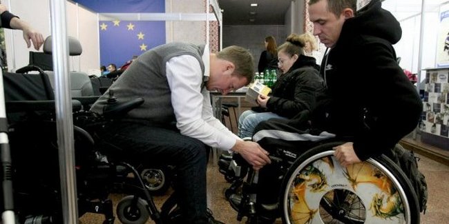 Благодійники привезли в Україну 600 візочків для інвалідів