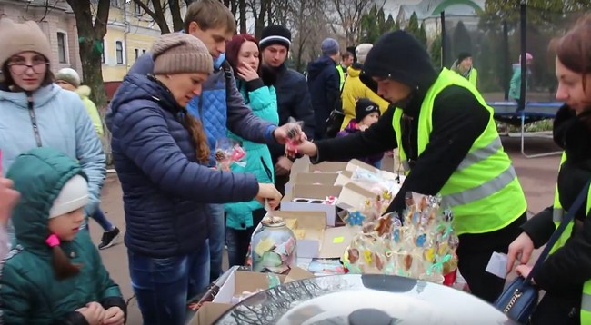 На молодіжній акції в Ніжині зібрали 6088 гривень на лікування дівчинки