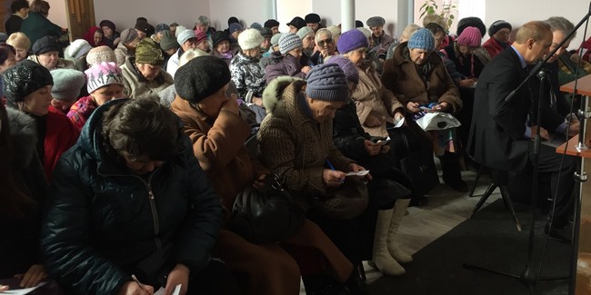 Около 200 человек посещают адвентистскую евангельскую программу в Лисичанске