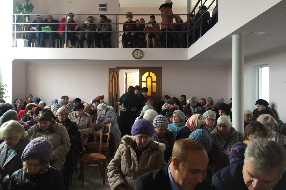 Около 200 человек посещают адвентистскую евангельскую программу в Лисичанске