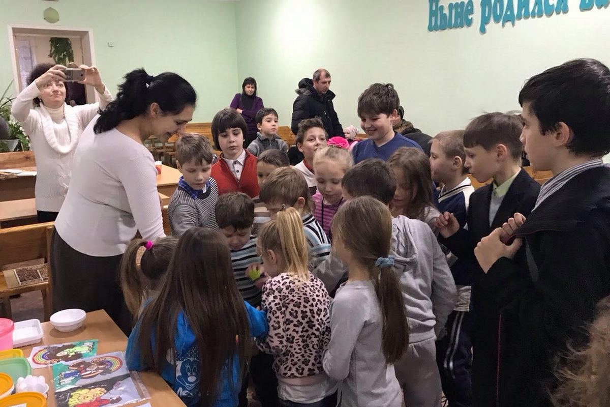 В Харькове, дети цветным песком рисовали Рождество