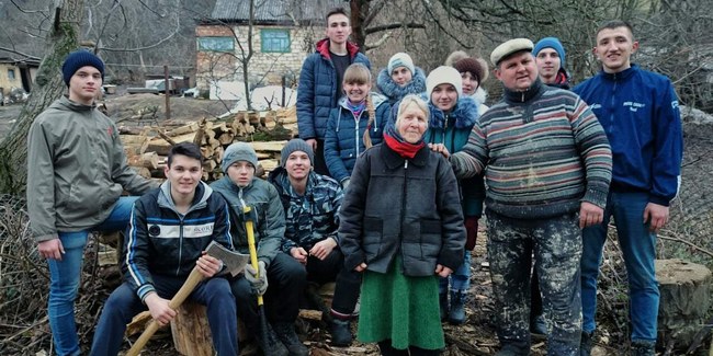 Волонтери «Сильного покоління» в Тиврові провели соціальні акції, допомагаючи нужденним