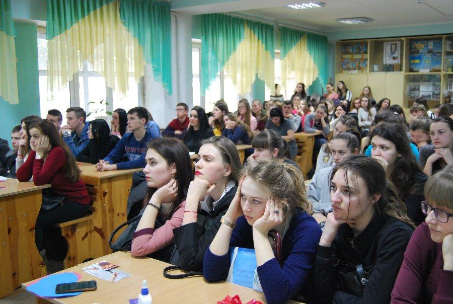 Про секс до шлюбу розповіли студентам Луцька