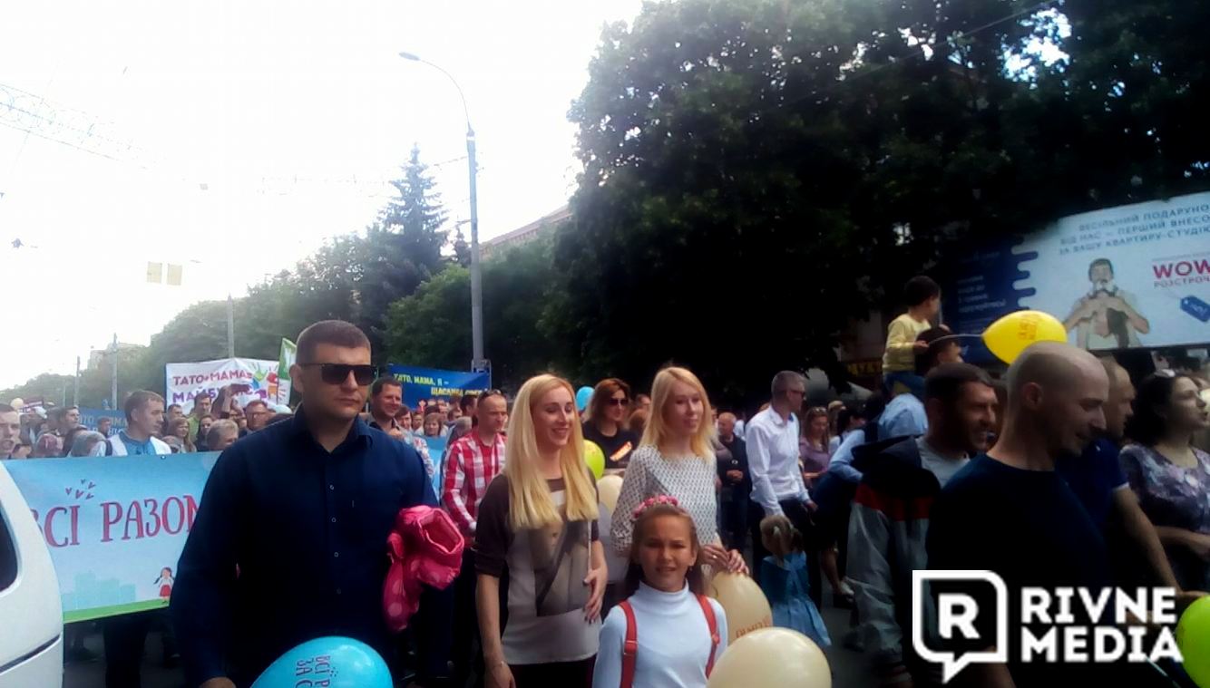 У Рівному пройшли ходою за традиційну сім`ю (ФОТО)