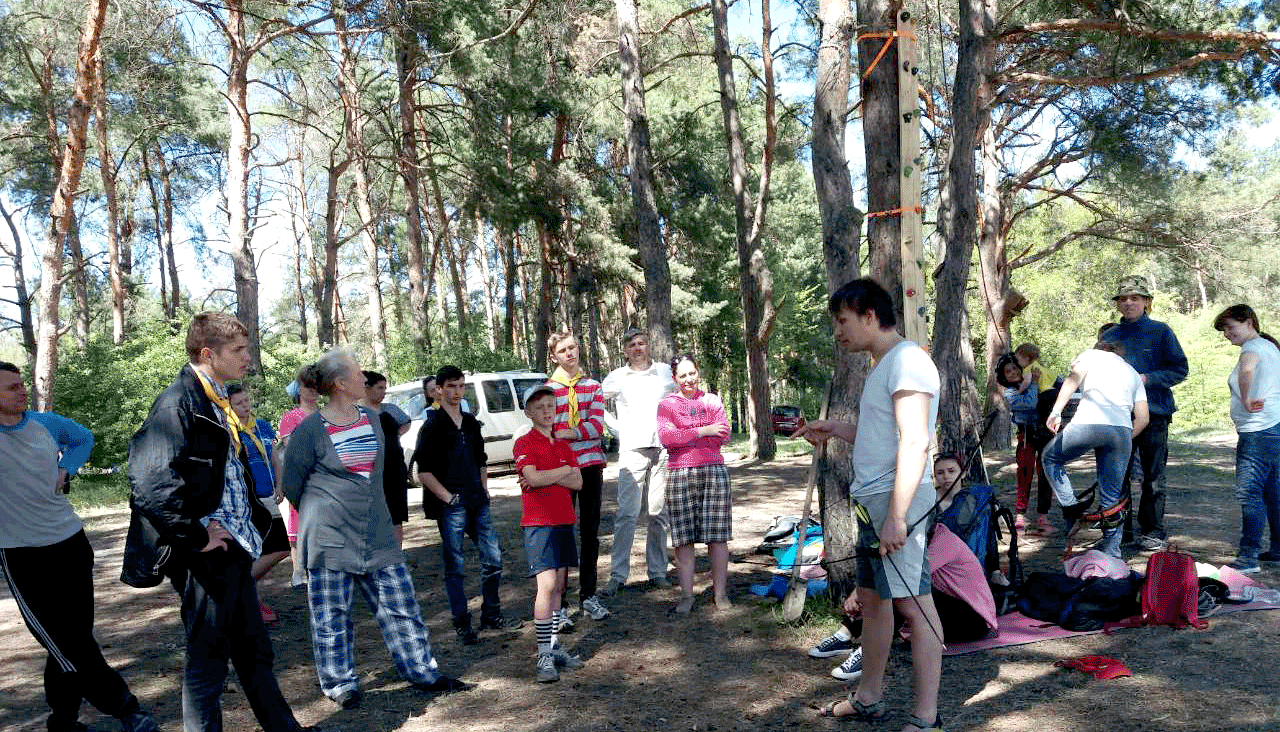 Приключения лидеров подростковых клубов на полевой школе 