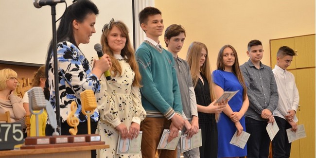 Сім школярів навчально-виховного комплексу «Живе Слово» (м. Львів) отримали свідоцтва про базову середню освіту. 23 червня 2018 року.
