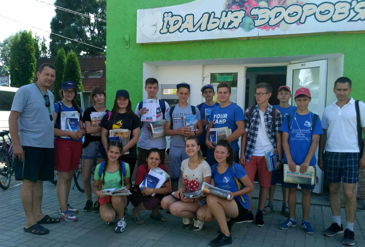 Учасники велопробігу на Буковині розповсюдили сотні християнських газет і книг