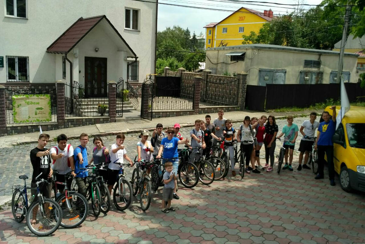 Учасники велопробігу на Буковині розповсюдили сотні християнських газет і книг