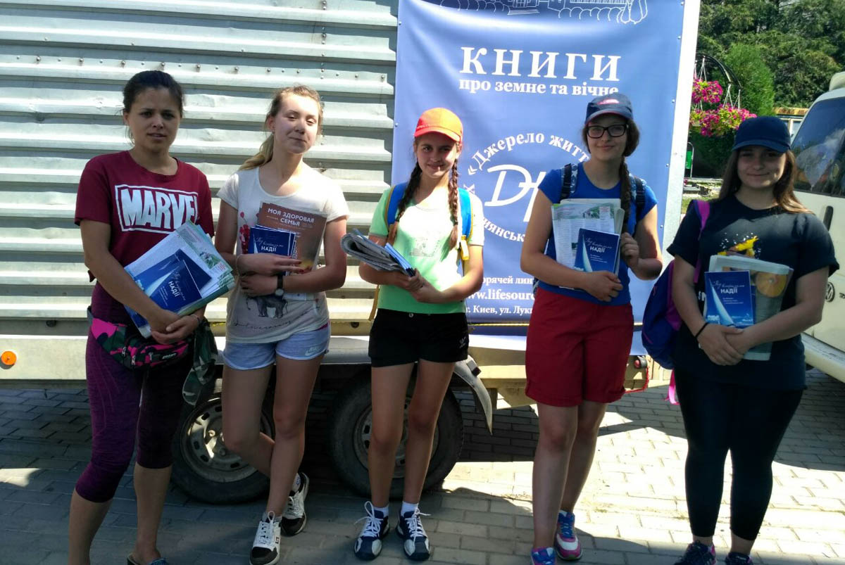 Учасники велопробігу на Буковині розповсюдили сотні християнських газет і книг