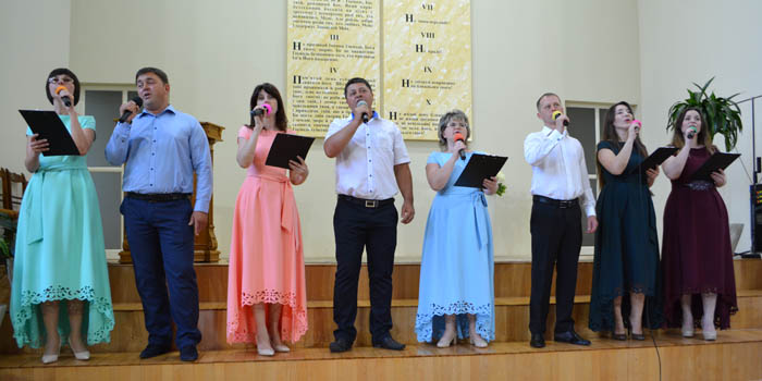 У чернівецькій церкві співали улюблені пісні християн різних поколінь