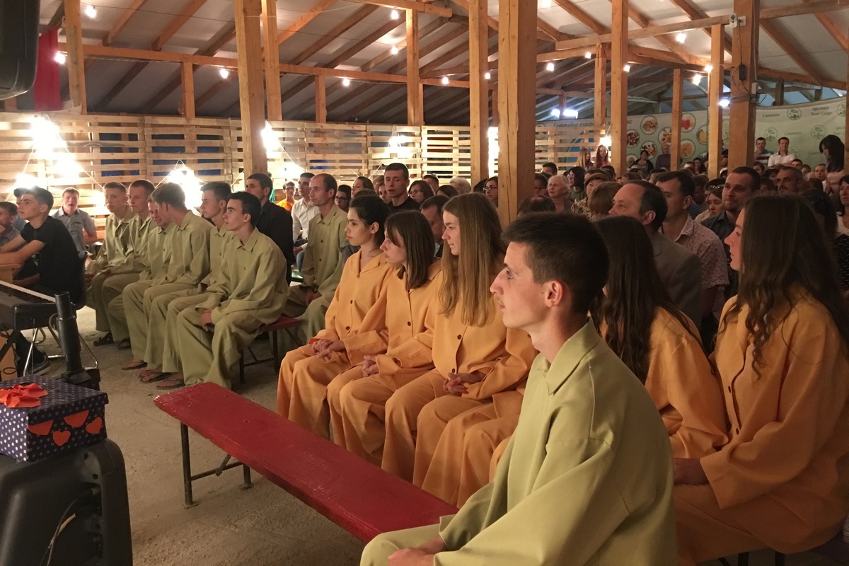 У молодіжному таборі на Буковині відбулося служіння водного хрещення