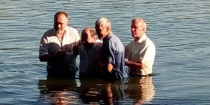 В доме милосердия «Ковчег» крестили двух мужчин