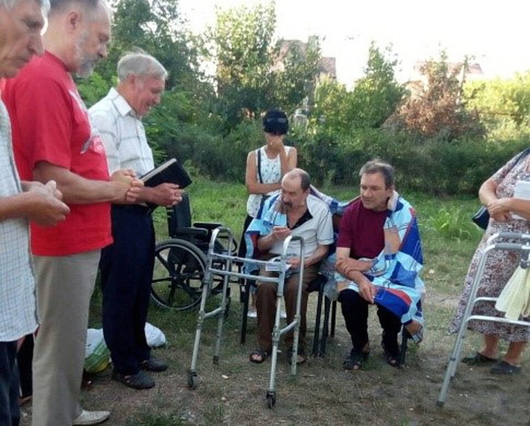 В доме милосердия «Ковчег» крестили двух мужчин