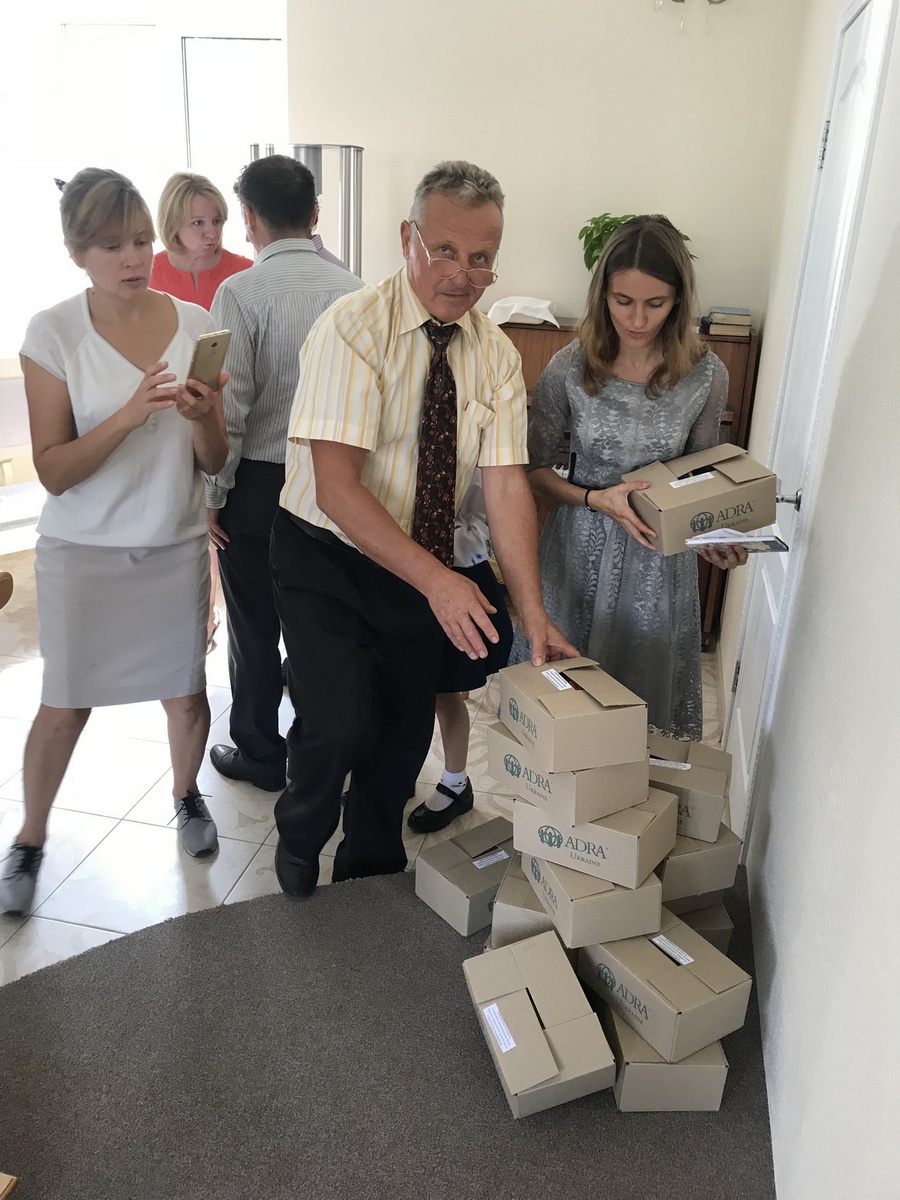 У Гоголеві діти селища отримали шкільні приналежності у подарунок