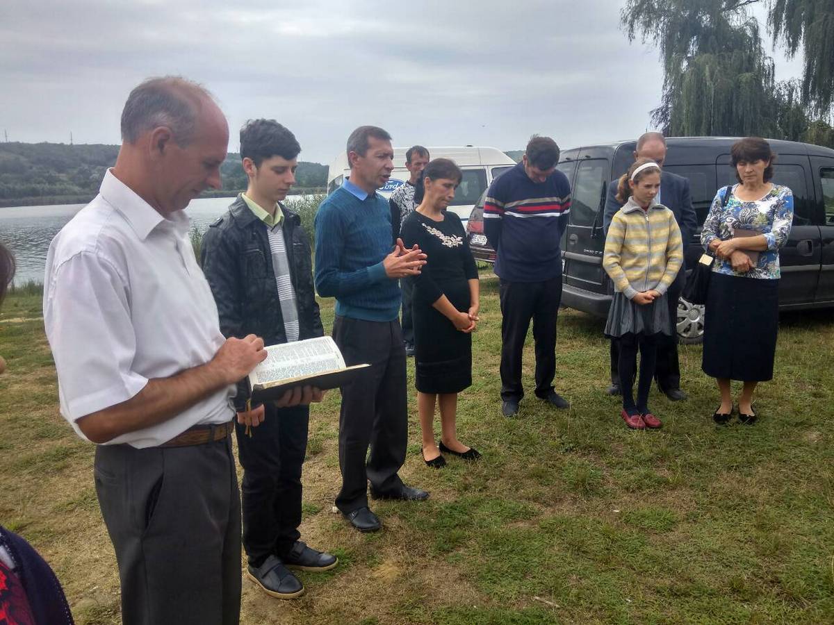 Крещение двоих людей состоялось в поселке Николаевской области