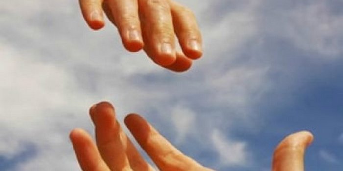 Самотні віруючі люди менш депресивні, ніж атеїсти – дослідження