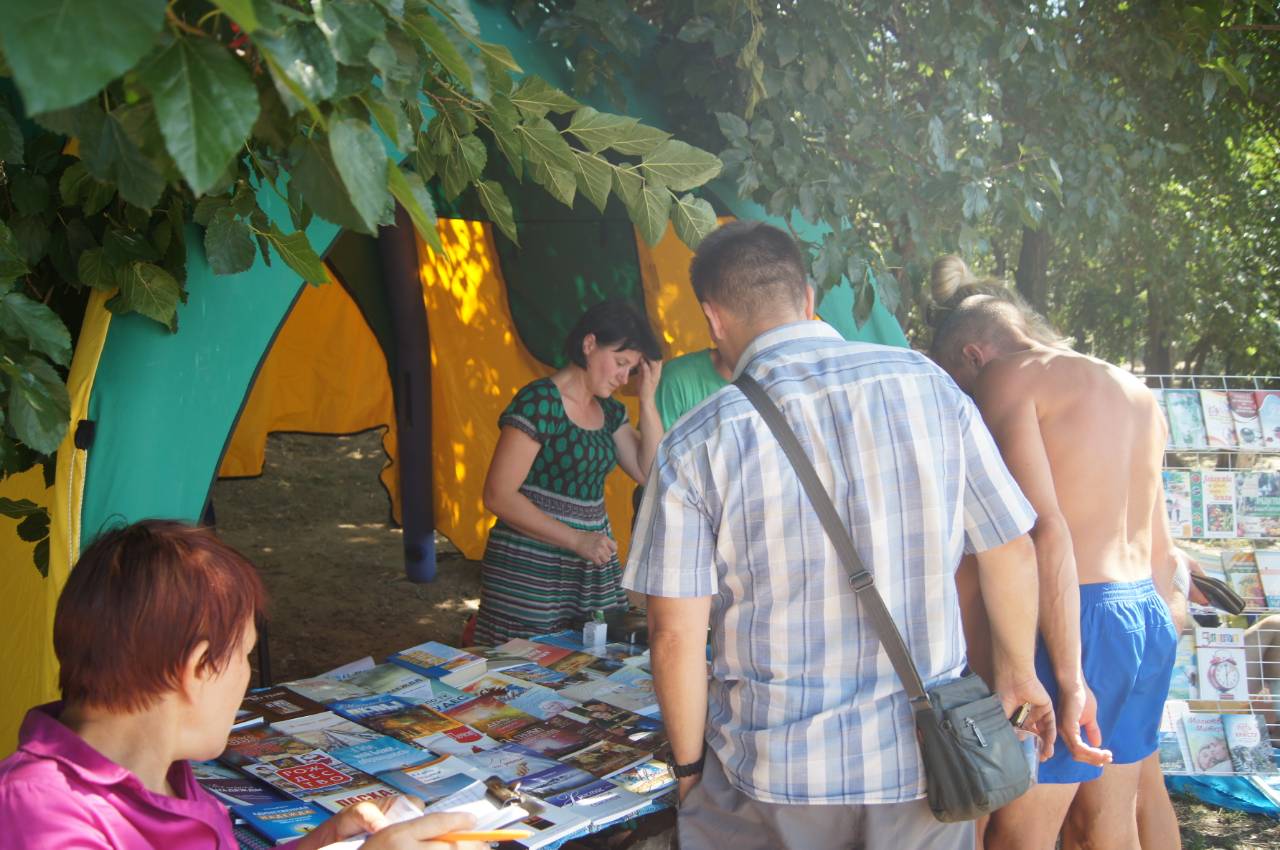 Николаевцы приобретали книги на акции пляжного евангелизма