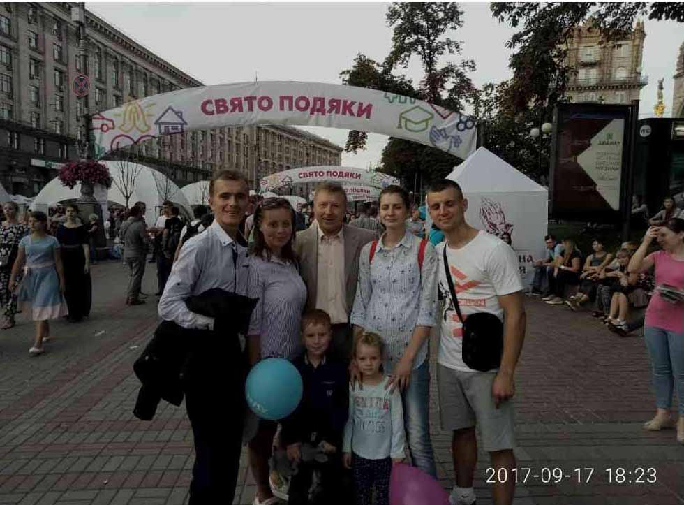 Служіння на робочому місці намагаюся здійснювати так, щоб кожен наш клієнт отримав відповідь і допомогу