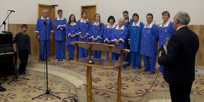 В Адвентистській церкві міста Дніпра хрестилися 12 осіб. Грудень 2018 року.