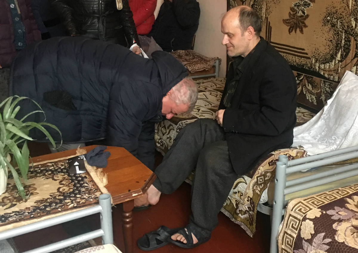Пацієнти психоневрологічного інтернату отримали теплі подарунки від адвентистів чернівеччини