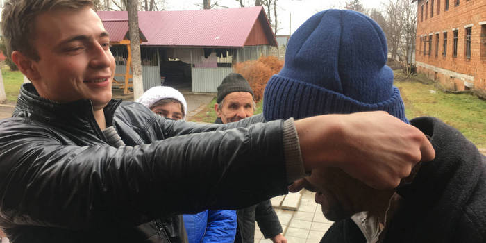 Пацієнти психоневрологічного інтернату отримали теплі подарунки від адвентистів чернівеччини