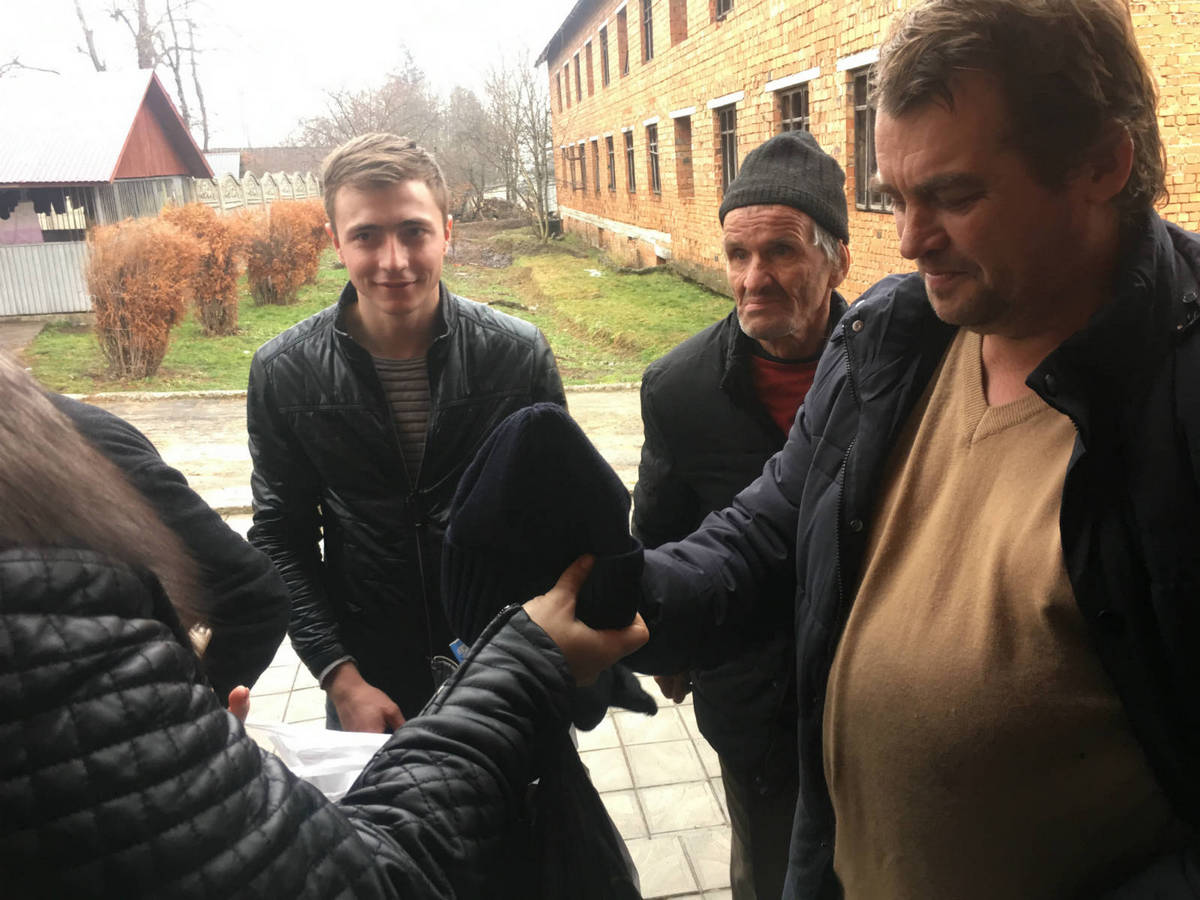 Пацієнти психоневрологічного інтернату отримали теплі подарунки від адвентистів чернівеччини