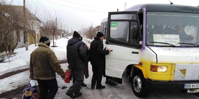 Співробітники «ADRA Ukraine» допомагають жителям Луганської області
