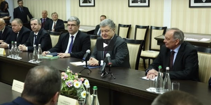 Президент Порошенко долучився до переписування Біблії
