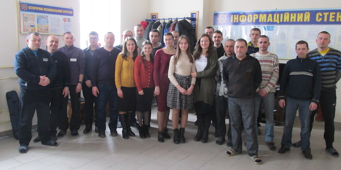 Молодь з Чернівецької області привезла ув’язненим голубці