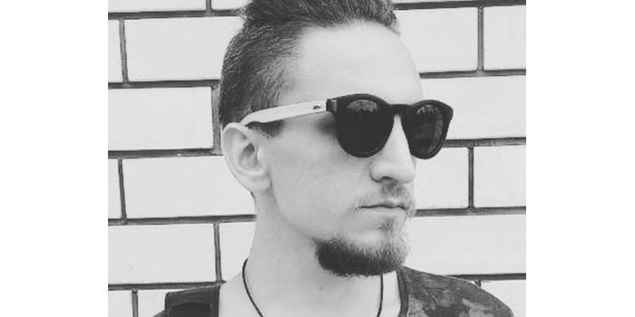 Програми на радіо «Голос надії» стали живими, динамічними, яскравими Розповідає Богдан Нестеренко, журналіст миколаївської радіостудії “Голос надії”. Усе почалося на першому курсі журналістики в Українському гуманітарному інституті. В першому семестрі в нас були пари з теле- та радіо-журналістом з Маріуполя. Одного разу він спитав, хто вміє працювати зі звуком і монтажем. Йому потрібен був звукорежисер з хоча б базовими навичками роботи зі звуком для того, щоб разом випускати радіопрограми на Ірпінському міському радіомовленні, де він тоді працював. Отак я й познайомився з радіо. Я отримав чудовий досвід роботи з професійним журналістом, працюючи над виробництвом діючої програми для ефіру. Які твої обов’язки на радіо? Я пишу сценарії, записую їх та монтую для програм «Територія відкриттів» та «Територія успіху». Ще я монтую радіоверсії «Вопрос доктору» та «Сложных текстов нет». Розкажи історію відкриття радіо « Голос надії» в Миколаєві. Після закінчення першого курсу мені довелося повернутися в своє місто Миколаїв. Там я почав працювати на телеканалі «Надія» звукорежисером. У тому ж 2015 році радіо «Голос Надії» почало відкривати відділи радіо по всіх регіональних продакшн-центрах медіагрупи «Надія» в Україні, де була така можливість. Не знаю як, але менеджер Південного медіацентру дізнався про мою практику на радіо. Він запропонував мені почати створення радіо-контенту для радіо. У зв’язку з тим, що радіо в тому році виграло всеукраїнський тендер на виділення частот FM-діапазону, була нагальна потреба у випуску перших радіопрограм для заповнення ефірної сітки. Однією з перших тоді стала моя авторська програма «Таємниці всесвіту». Її концепція народилася доволі природно. Тоді я цікавився науковими відкриттями, гранями природного й надприродного, різними таємницями, що приховує наш дивовижно створений Богом світ. Виробництвом радіопрограм до цього часу займаюся тільки я. Зараз у нас є ще один співробітник, який готує сценарії та начитує радіоверсії програми «Сложных текстов нет». Розкажи про вашу студію. Розміри студії десь 6 на 7 м. Вона вся темна, бо обшита чорним звукоізоляційним матеріалом. Насправді, дуже автентична студія. Колись давно, років десять чи більше тому, її вручну обладнав звукорежисер, який працював над музичним оформленням перших, на цей момент вже «культових» програм телеканалу «Надія», таких як “Дружболандія”. З того часу тут ніби в музеї нічого не змінилося. І з часу моєї роботи також. Чи плануєш і далі розвиватися у цій сфері? Чесно кажучи, якось прослухавши перші випуски своїх радіопрограм, я дивувався, як таке взагалі могло піти в ефір?! Але ж пішло! Так, з того часу вже трохи змінилася якість, але хочеться більшого. Програми на радіо «Голос Надії» стали більш живими, динамічними, яскравими. Вже виходять декілька в прямих ефірах. Такі плани були і щодо Миколаївської студії. Є куди розвиватися. Мені дуже подобається медіасфера. Я бачу тут великі перспективи, також і для місіонерського служіння. І нашому радіо, звичайно, ще є куди зростати, щоб досягати сердець людей вісткою сучасною мовою. Запитання — Суламіта Демчина