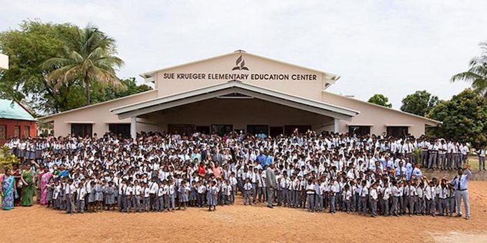 Маранафа посвящает в Индии здание школы на 1300 учеников