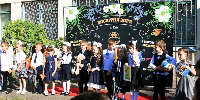 Перший дзвінок у київській школі "Досвітня зоря"
