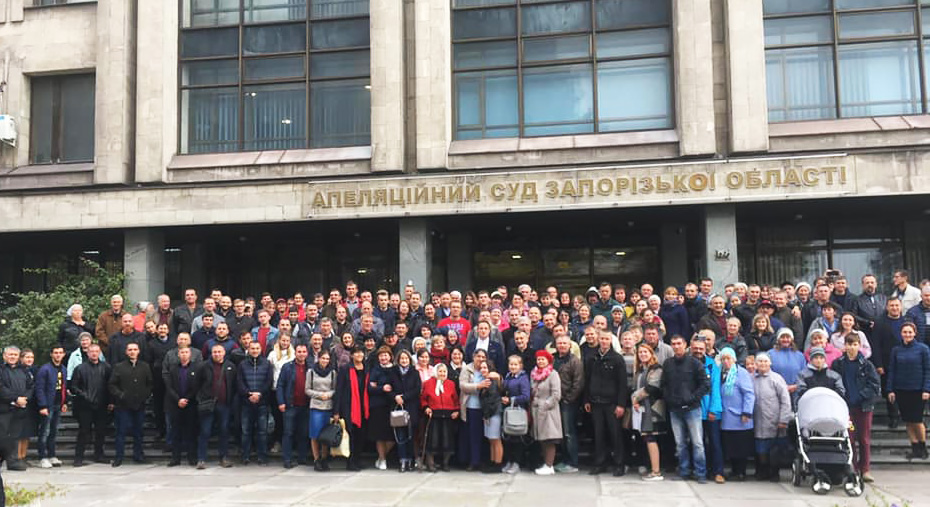 Директора християнського інтернату випустили з СІЗО, але звинувачення ще не зняли