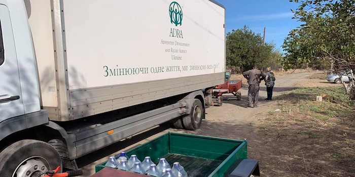 ADRA Ukraine доставила 600 літрів бутильованої питної води у село Водяне Волноваського району
