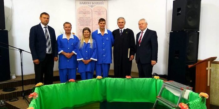 Крещением трех человек закончилась неделя возрождения Павла Химинца в Харькове