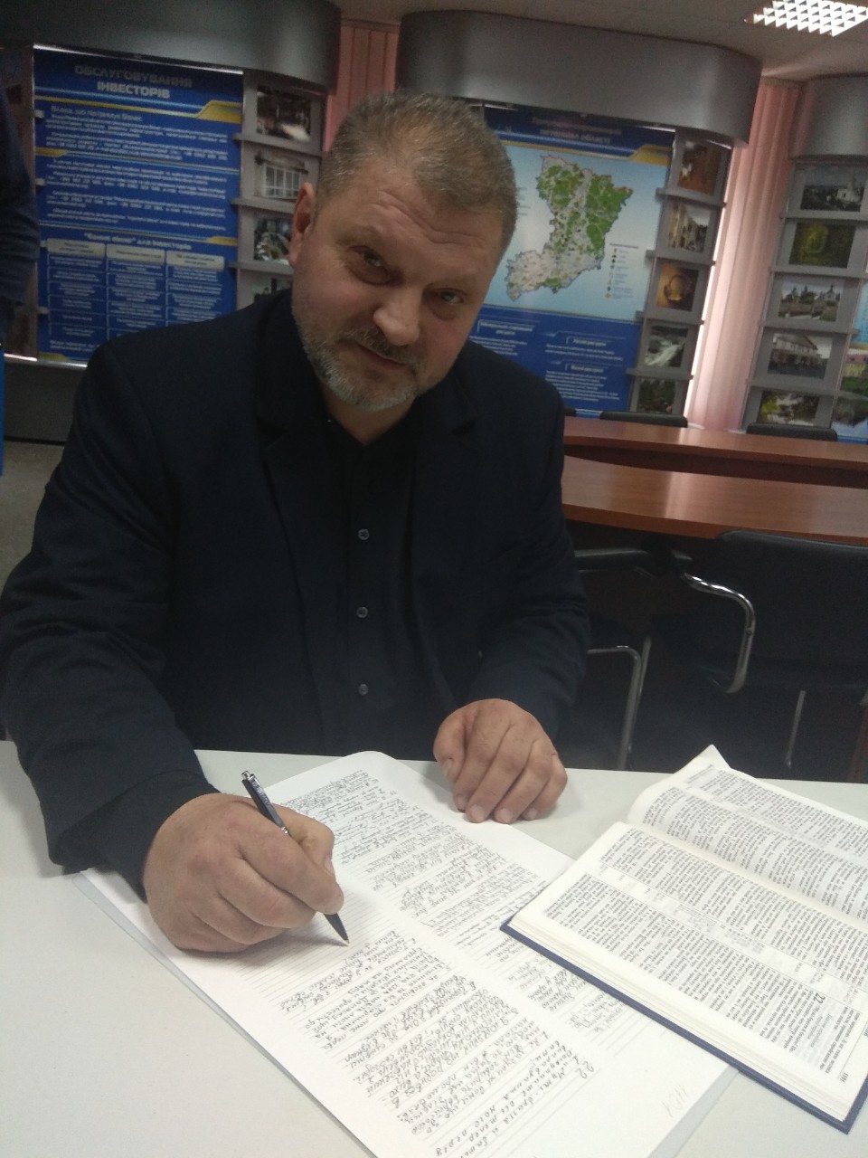 Валерій Левицький під час переписування Біблії (духовний ранок в Рівненській облдержадміністрації).